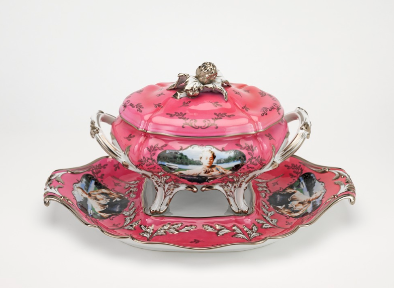 cindy sherman madame de pompadour nee poisson 1721 17641990 porcelaine 37 x 56 x 30 cm ©paris cnap