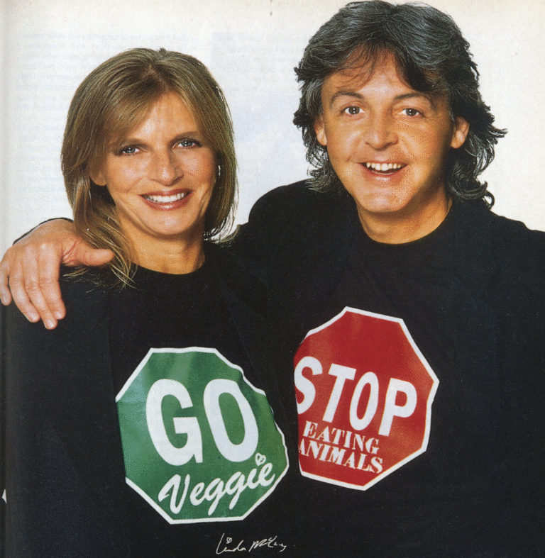 Avec sa femme Linda, qui fut déterminante dans son choix de militer pour le traitement éthique des animaux → © Vegetarian Society UK Digital Archives / The Vegetarian, février 1992